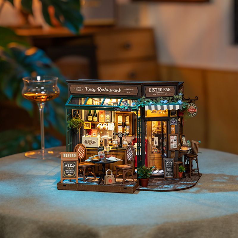 Bonus-Bär im Rolife DIY Miniaturhaus Tipsy Restaurant