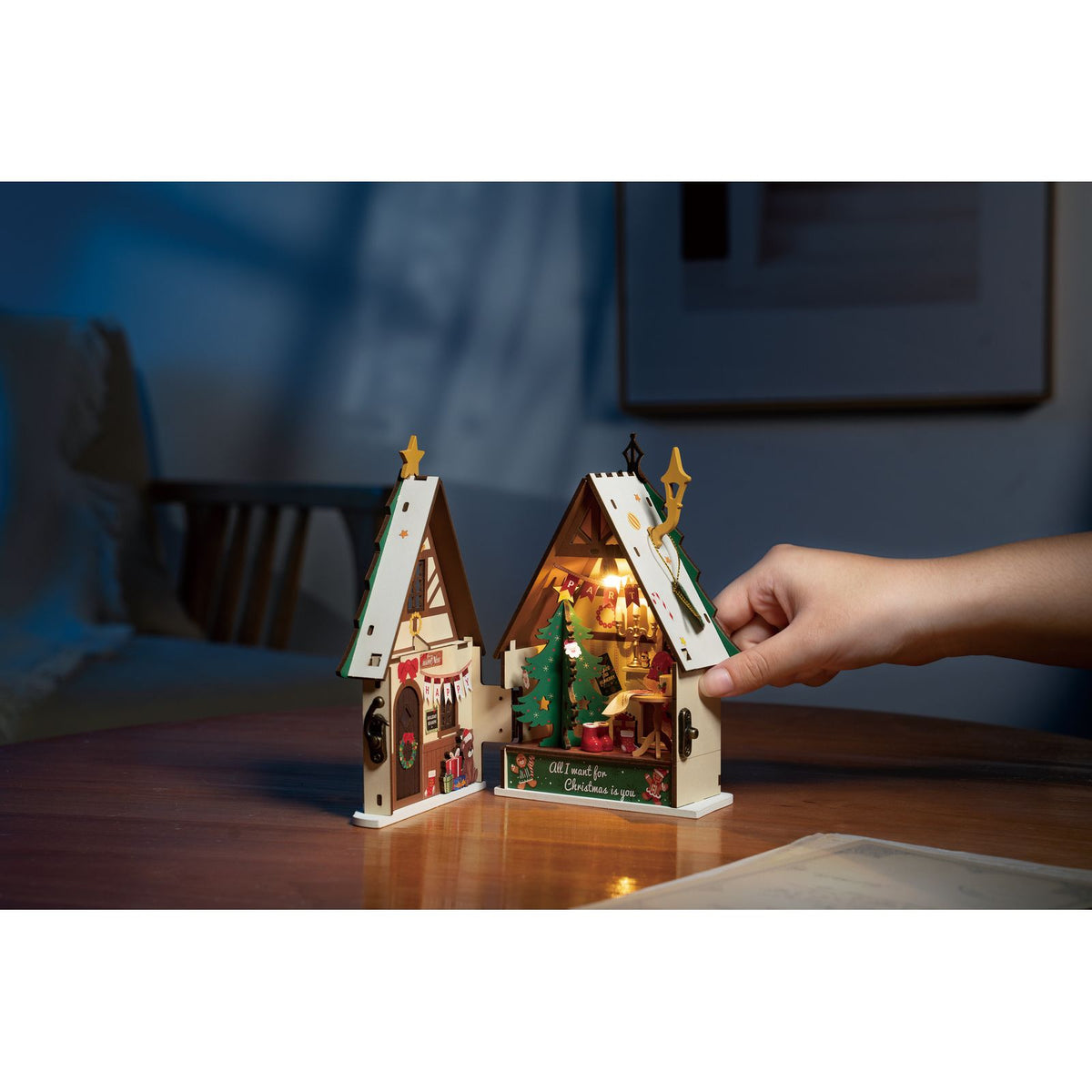 Teddy hinter der Tür im Twinkling Christmas House