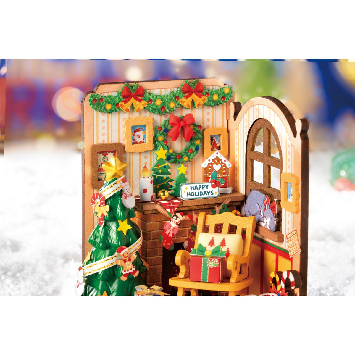 DIY Miniaturhaus für Erwachsene: Weihnachtskamin mit Kranz und Bingokarte an der Wand