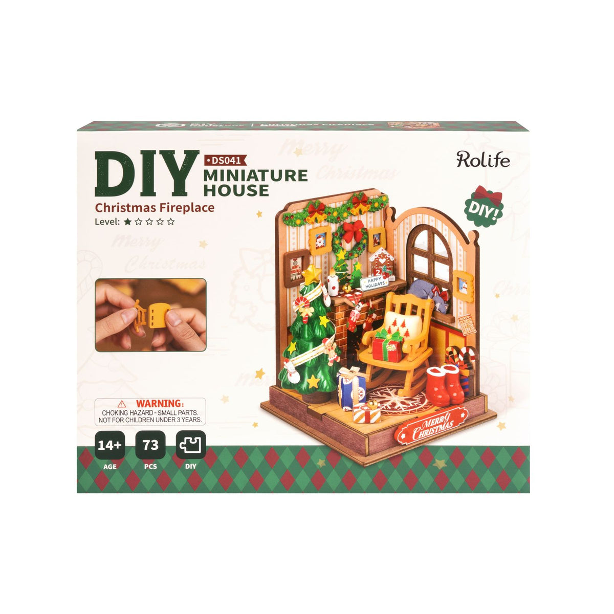Weihnachtliches Miniaturhaus mit Päckchen, Schleifen und Girlanden am Baum