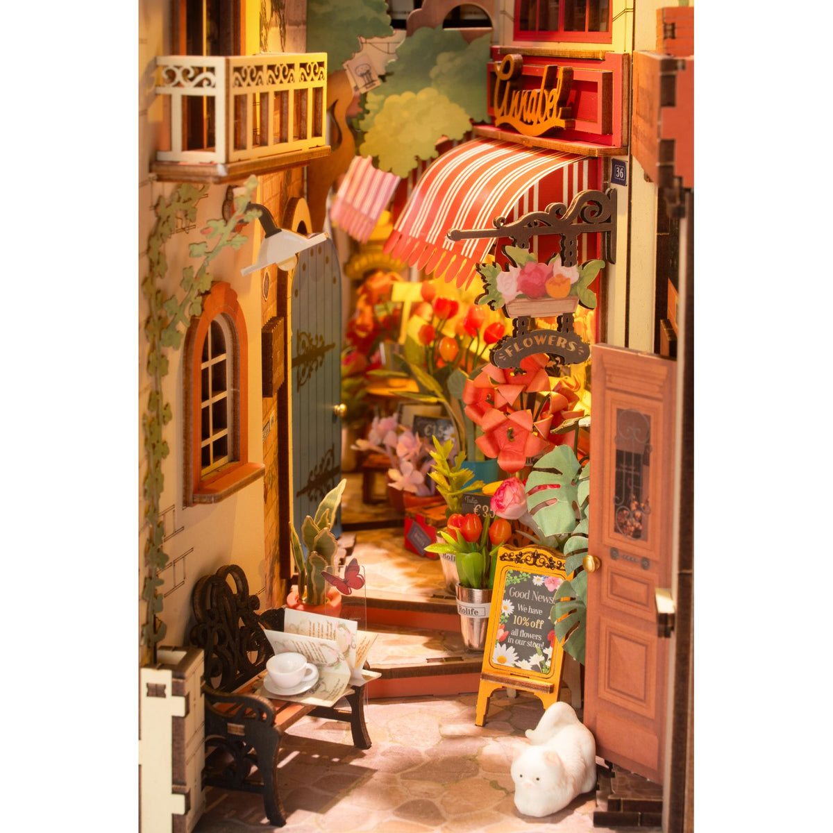 Blumeneimer vor dem Laden – Detail am Rolife Floral Corner Book Nook