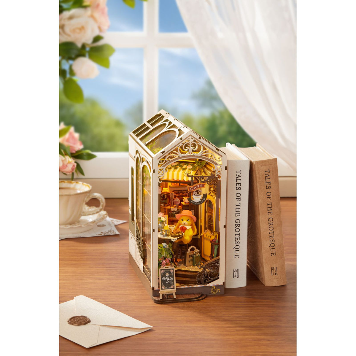 Holiday Café Book Nook mit leuchtenden Bogenfenstern und LED-Beleuchtung