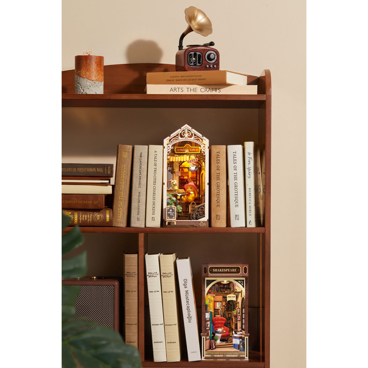 Detail: Tisch mit Kaffeetasse, Croissant und Kuchen im Rolife Book Nook Bausatz