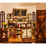 Realistische Espressomaschine und Holzschränke im Rolife Miniaturcafé Bausatz
