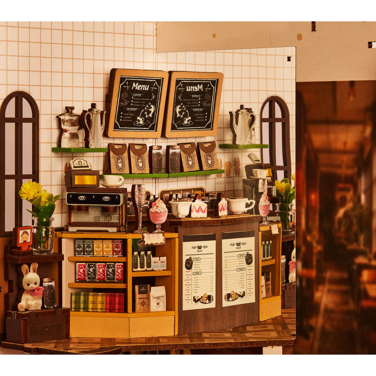 Realistische Espressomaschine und Holzschränke im Rolife Miniaturcafé Bausatz