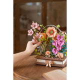 Rolife Wooden Blooming Book: Blumenstrauß aus Holz wächst aus dem Buch