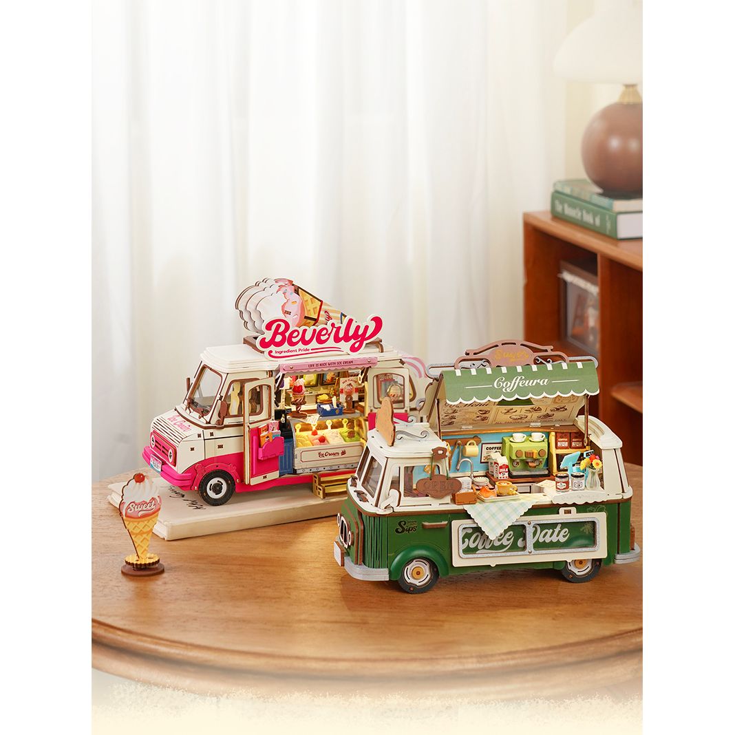 Markise mit Coffeura und Maison Bonheur am Rolife Miniatur Holzbausatz