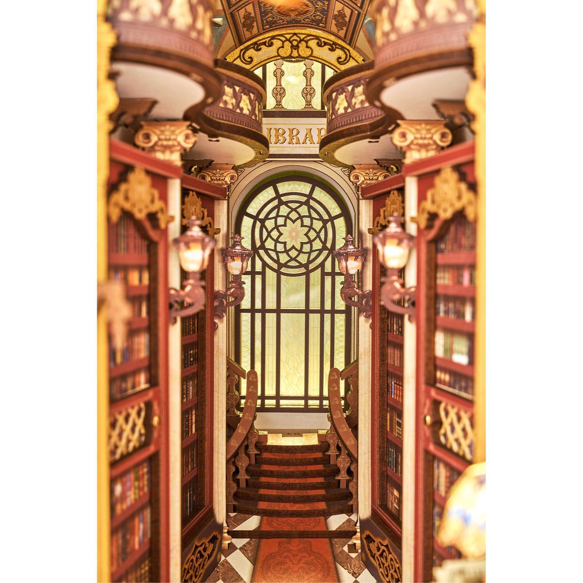Book Nook Bausatz Library of Wonders mit Kronleuchter und goldfarbenen Details