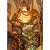 Buntglasfenster und griechische Statue im Rolife Book Nook Library of Wonders