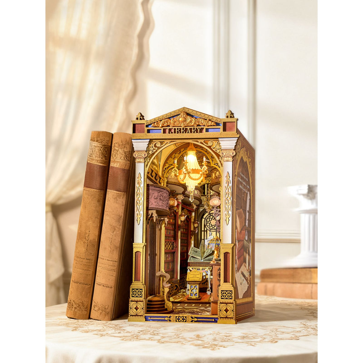 Library of Wonders Book Nook beleuchtet mit warmem LED-Licht im Regal