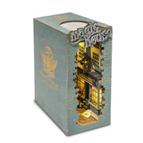 Book Nook Bausatz Magic House von Rolife mit Zaubergasse im Dickens-Stil