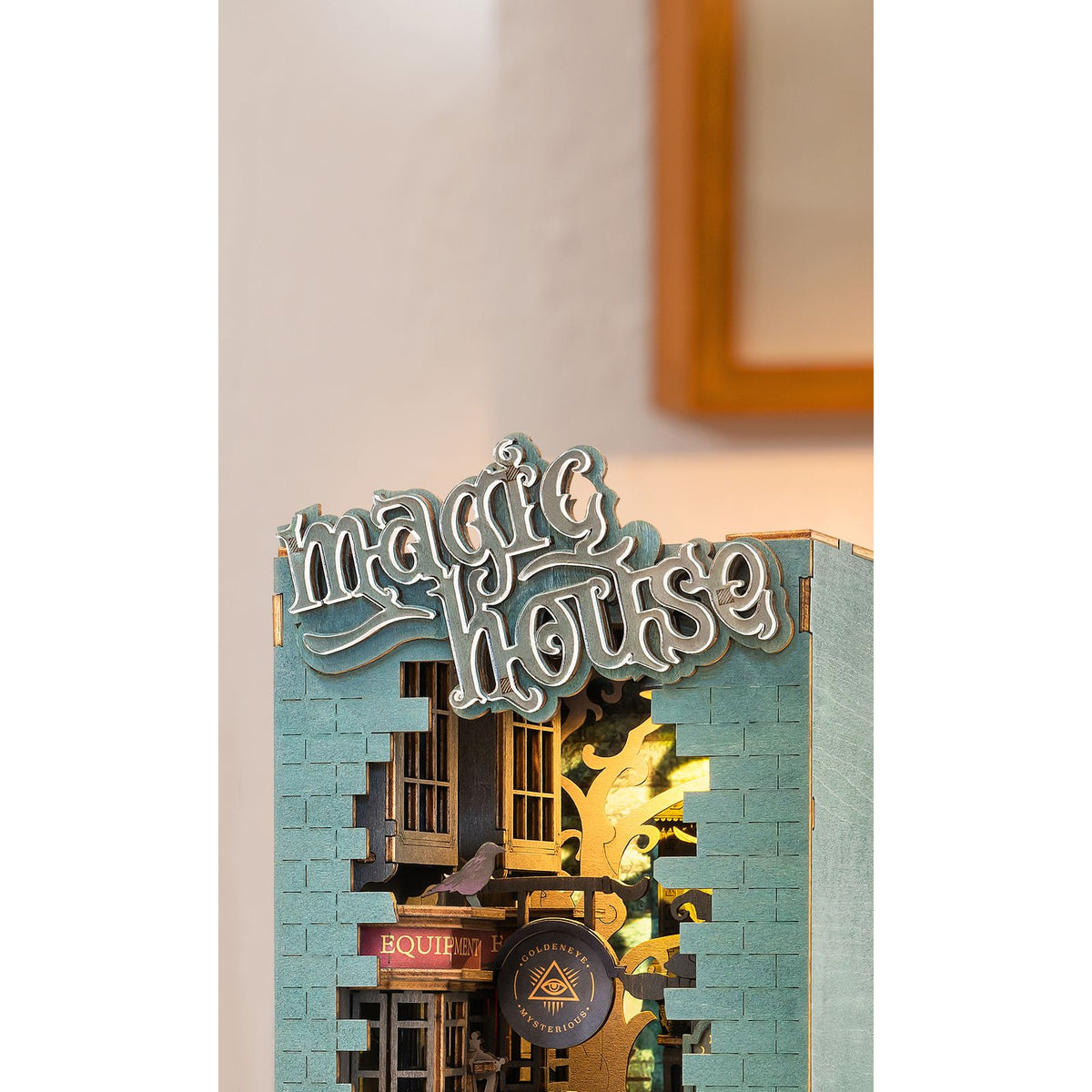 Rolife Magic House Frontansicht mit Erkerfenstern und antiken Laternen