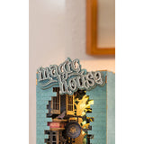 Rolife Magic House Frontansicht mit Erkerfenstern und antiken Laternen