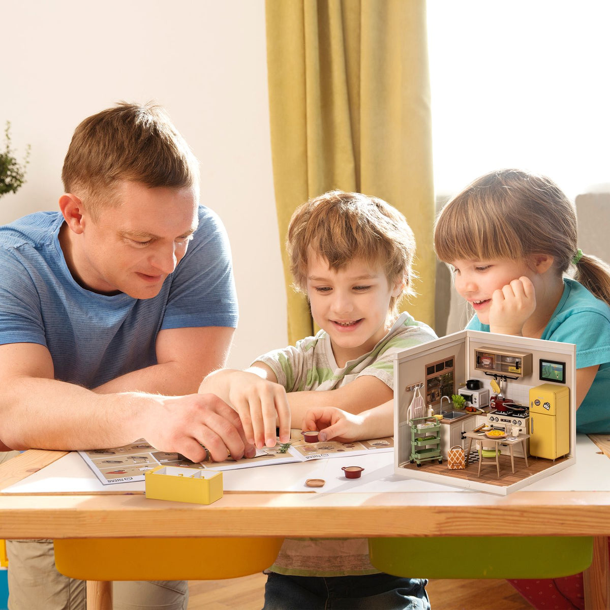 Rolife Miniaturhaus mit Aufklebern, zum Beispiel für das Gemälde in der Küche
