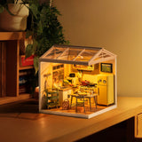 Miniaturküche Backofen mit Baguette und gefüllter Kühlschrank im Detail