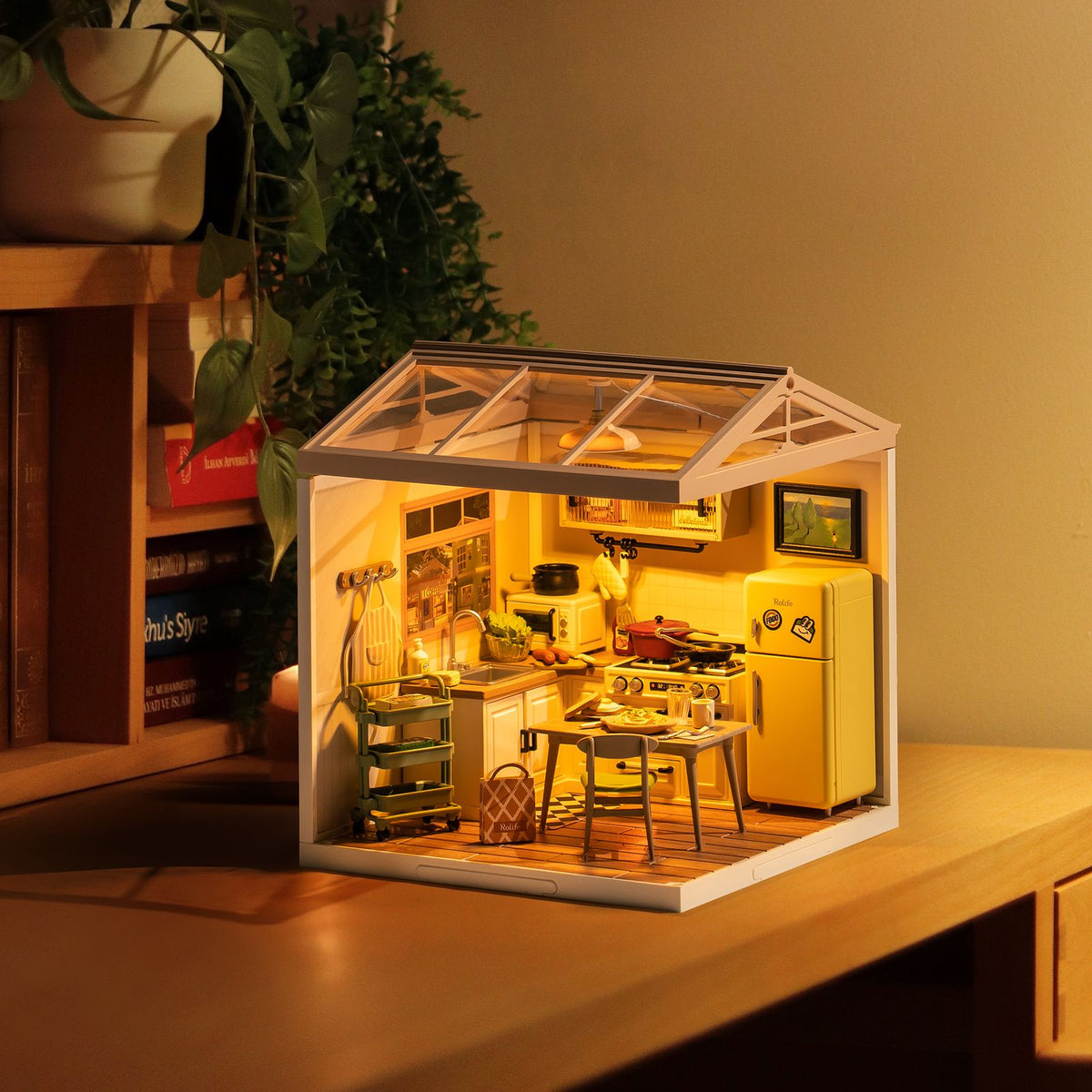 Miniaturküche Backofen mit Baguette und gefüllter Kühlschrank im Detail