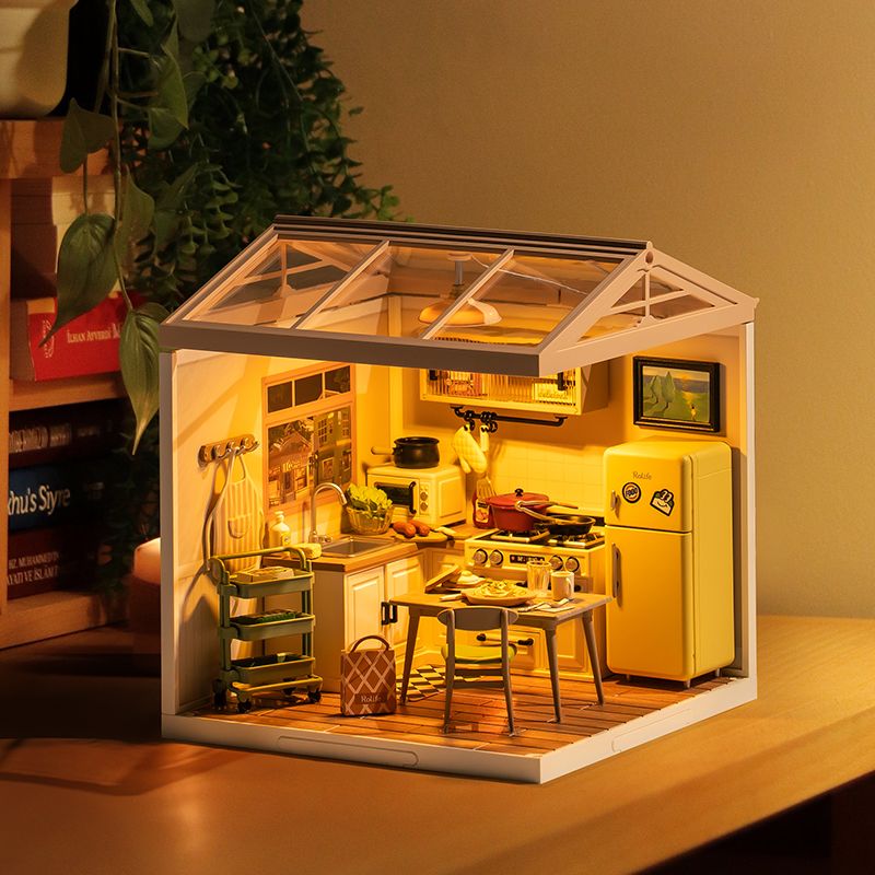 Happy Meals Kitchen DW008 mit geöffneten Türen und Schränken