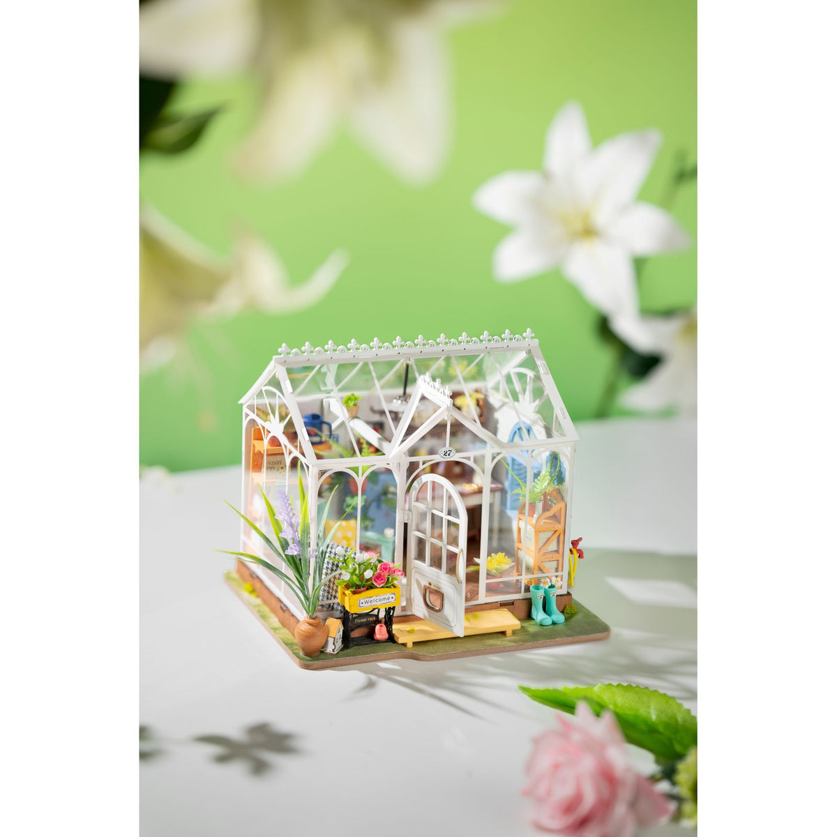 Dreamy Garden House von Rolife: DIY Miniaturhaus mit Rundbogenfenstern und blauen Fensterläden
