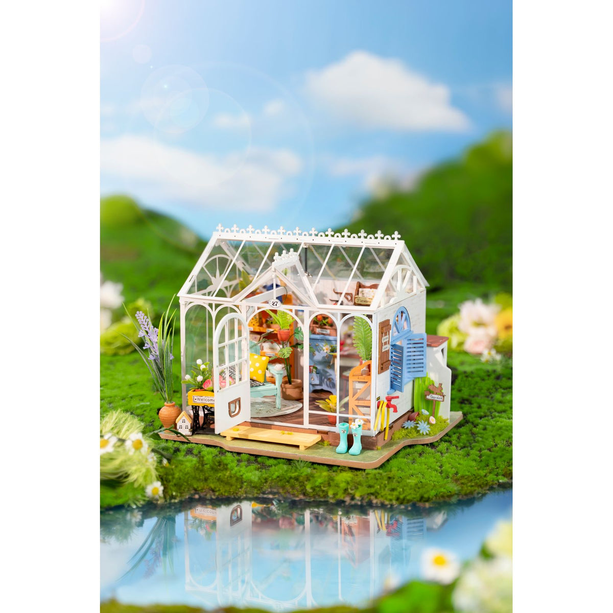 Rolife DIY Miniaturhaus DG163 Frontansicht mit schmiedeeisernen Verzierungen und Pflanzen