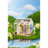 Rolife DIY Miniaturhaus DG163 Frontansicht mit schmiedeeisernen Verzierungen und Pflanzen
