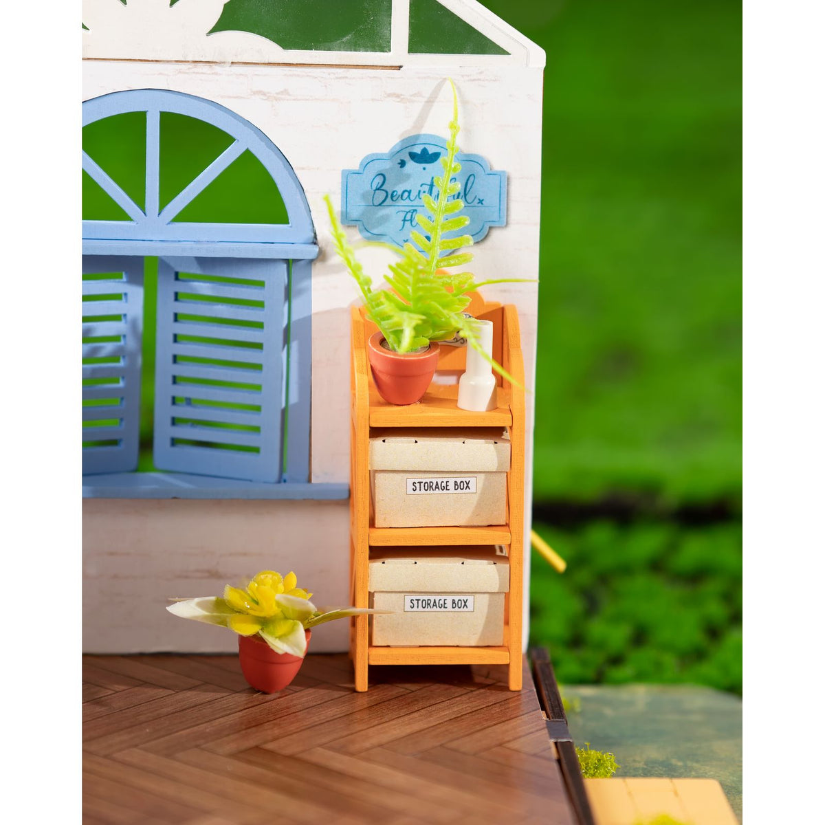 Detailaufnahme Regenstiefel, Blumenvase und goldene Schere im Rolife Dreamy Garden House