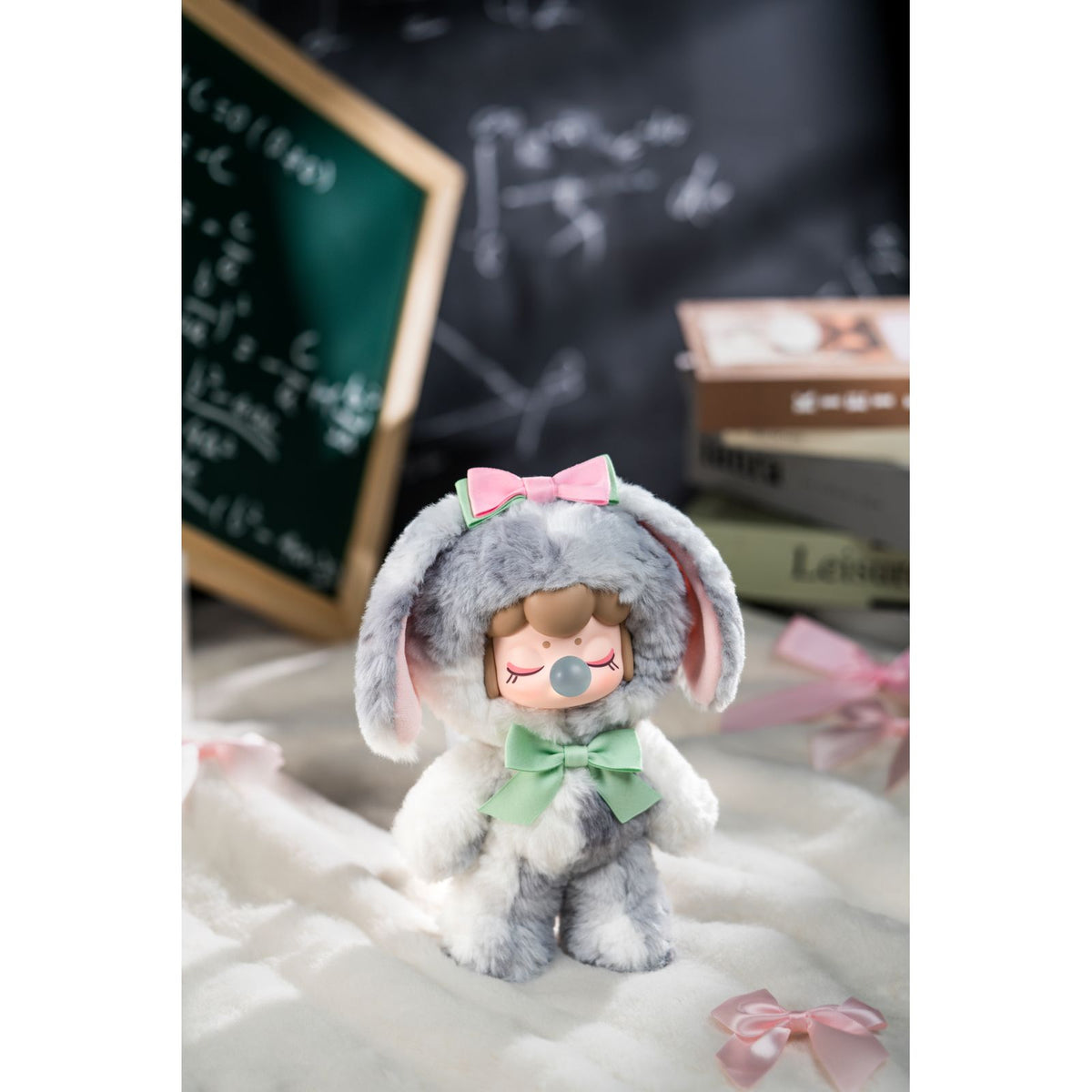 Blind Box Figuren von Rolife Nanci als Sammlung in der Vitrine