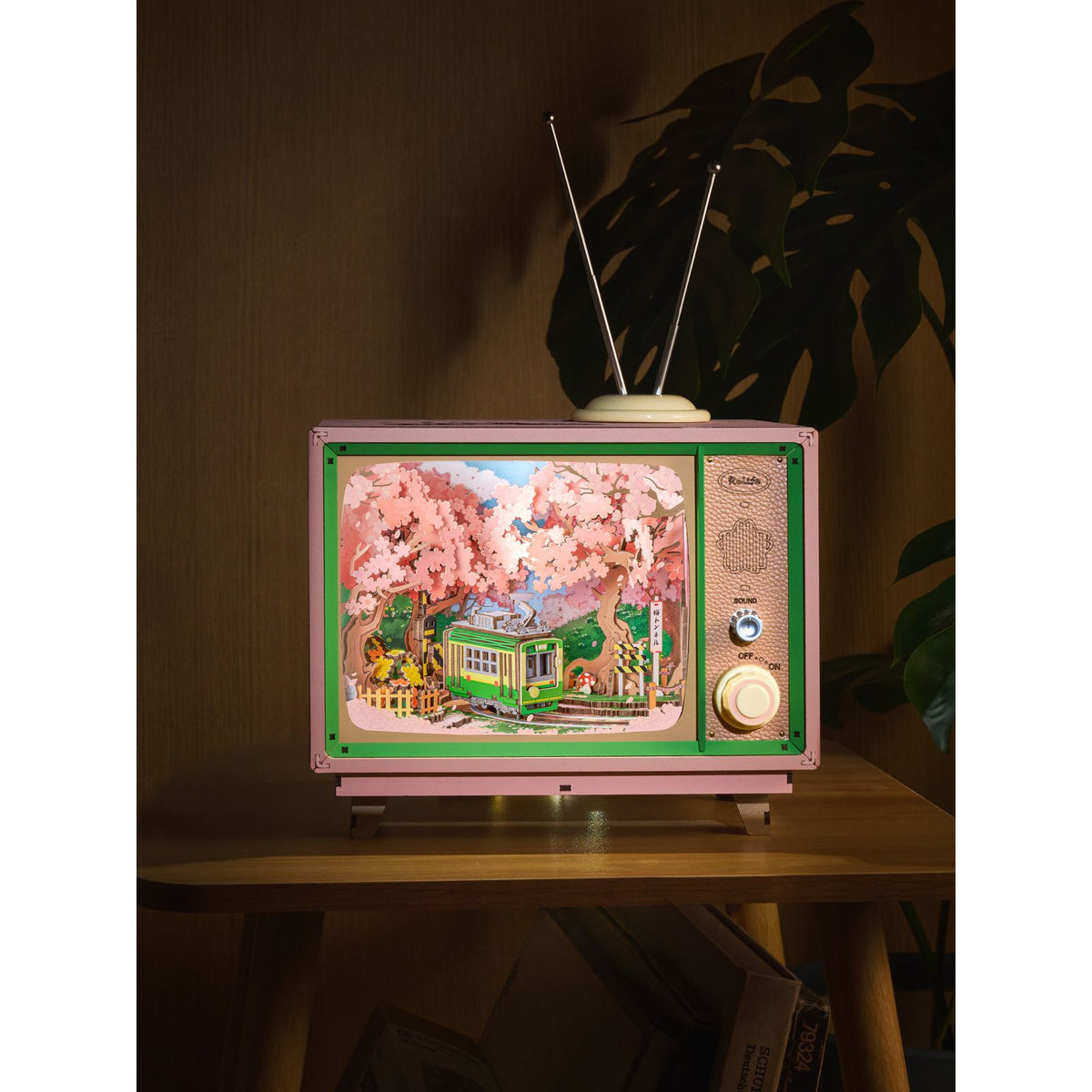 Sakura Dreamy Tour AMT02 mit warmem LED-Licht zwischen den Pilzen und Blumen