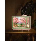 Sakura Dreamy Tour AMT02 mit warmem LED-Licht zwischen den Pilzen und Blumen