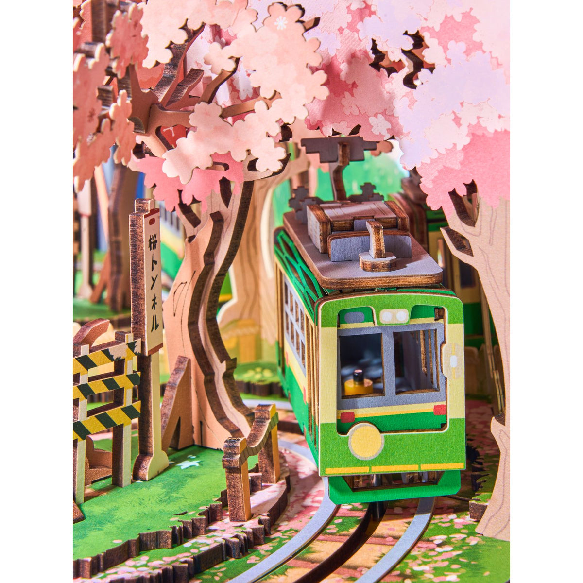 Rolife Sakura Dreamy Tour Detailansicht: Bahnübergang, Zäunchen und bunte Blumen