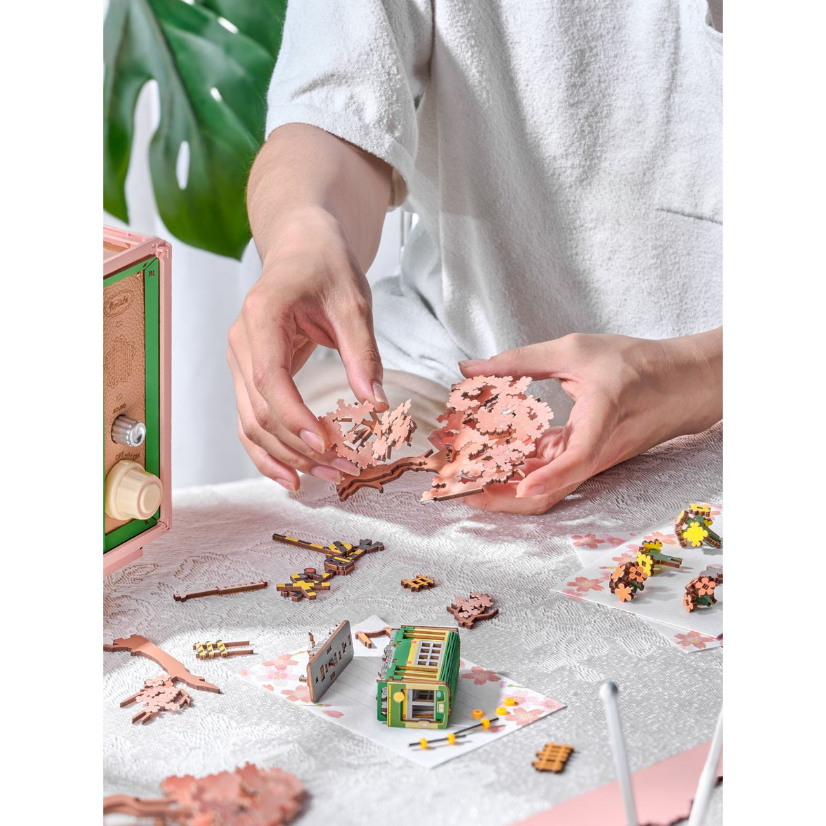 3D Holzpuzzle Spieluhr Sakura Dreamy Tour auf dem Nachttisch als stimmungsvolle Deko