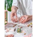 3D Holzpuzzle Spieluhr Sakura Dreamy Tour auf dem Nachttisch als stimmungsvolle Deko