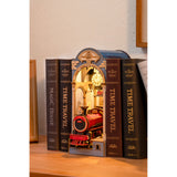 Miniatur Bausatz Time Travel Book Nook – rote Dampflokomotive mit Waggons