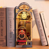 Bücherregal-Einsatz Time Travel – Bahnhofsszene mit Fabriklampen von Rolife