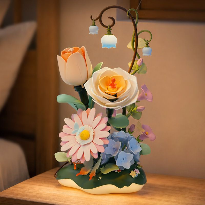Garden Ramble Blumenarrangement mit LED-Beleuchtung im Sockel und Blütenglöckchen
