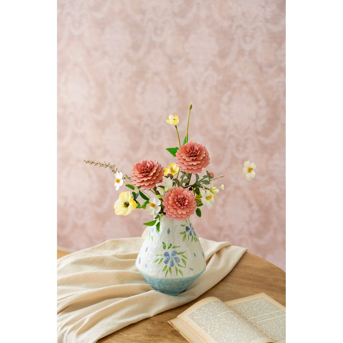 Bunt illustrierte Pappvase mit Blumen und Schmetterlingen zur Rowood Dahlie