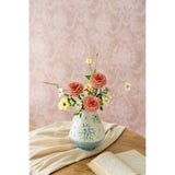 Bunt illustrierte Pappvase mit Blumen und Schmetterlingen zur Rowood Dahlie