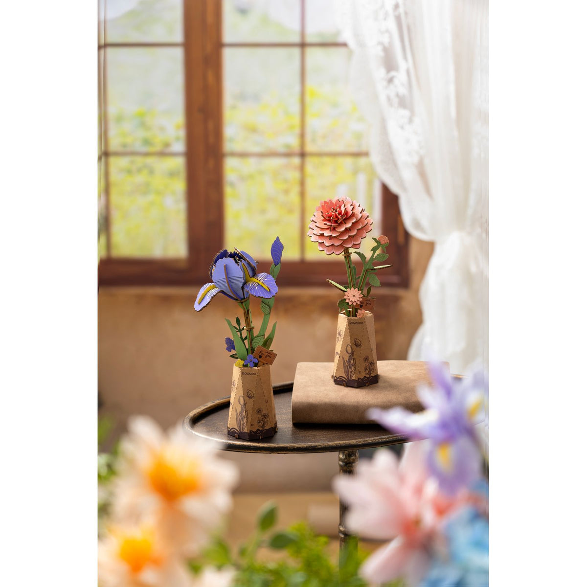Holzbaukasten Blume Purple Iris mit hellgrünen Stielen und kleinen Blüten am Topf