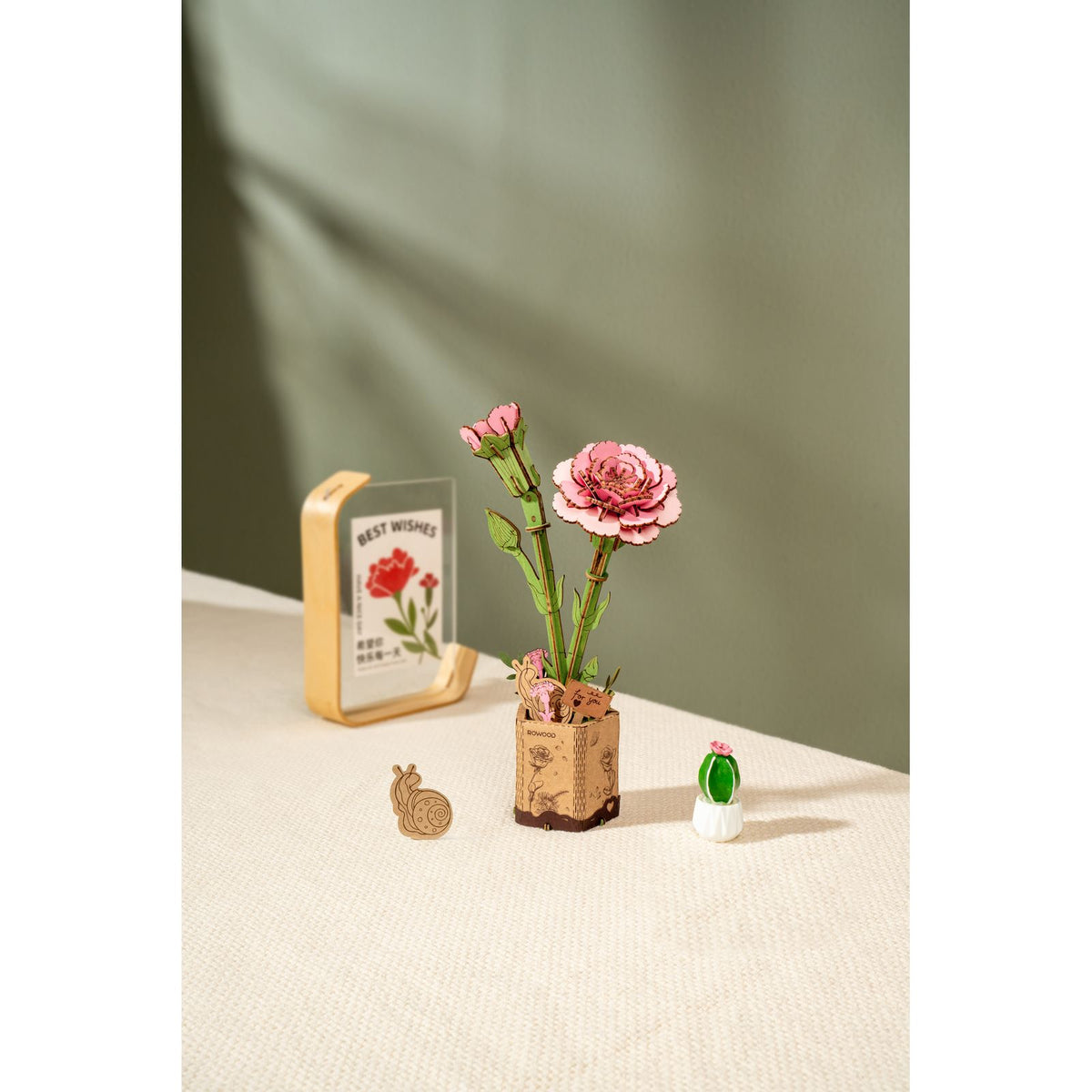 Rosa – Rowood Pink Carnation: Nelke aus Holz mit Blüte, Knospe und kleinem Tierchen