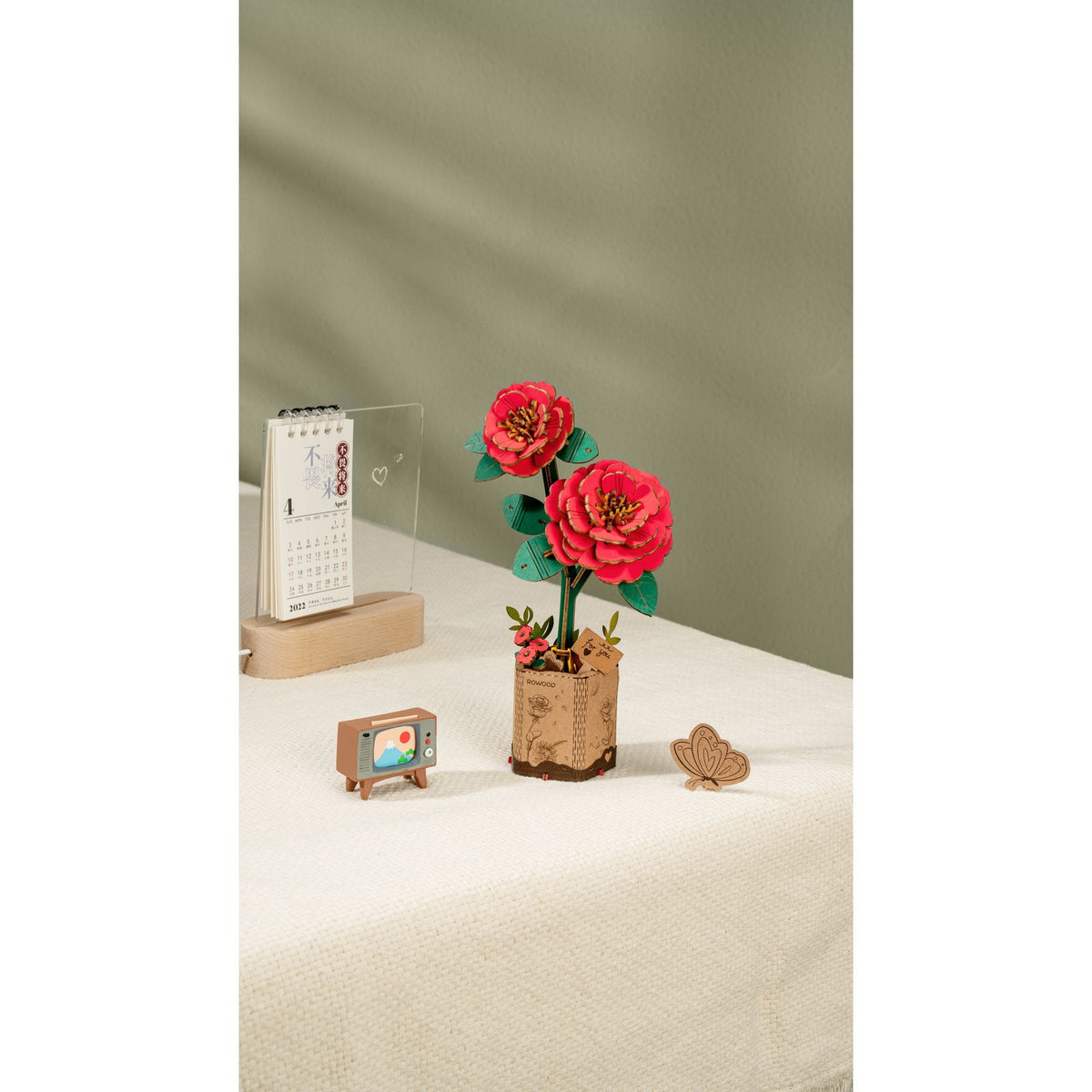 Rowood Red Camellia Detailaufnahme der roten Blüten aus vorgefärbtem Holz