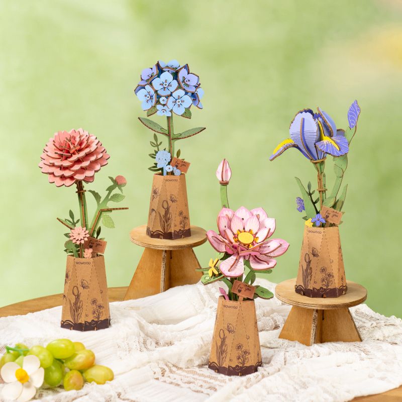 Holzblume Lotus in selbst gefalteter Kartonvase als Deko auf Schreibtisch oder Fensterbank