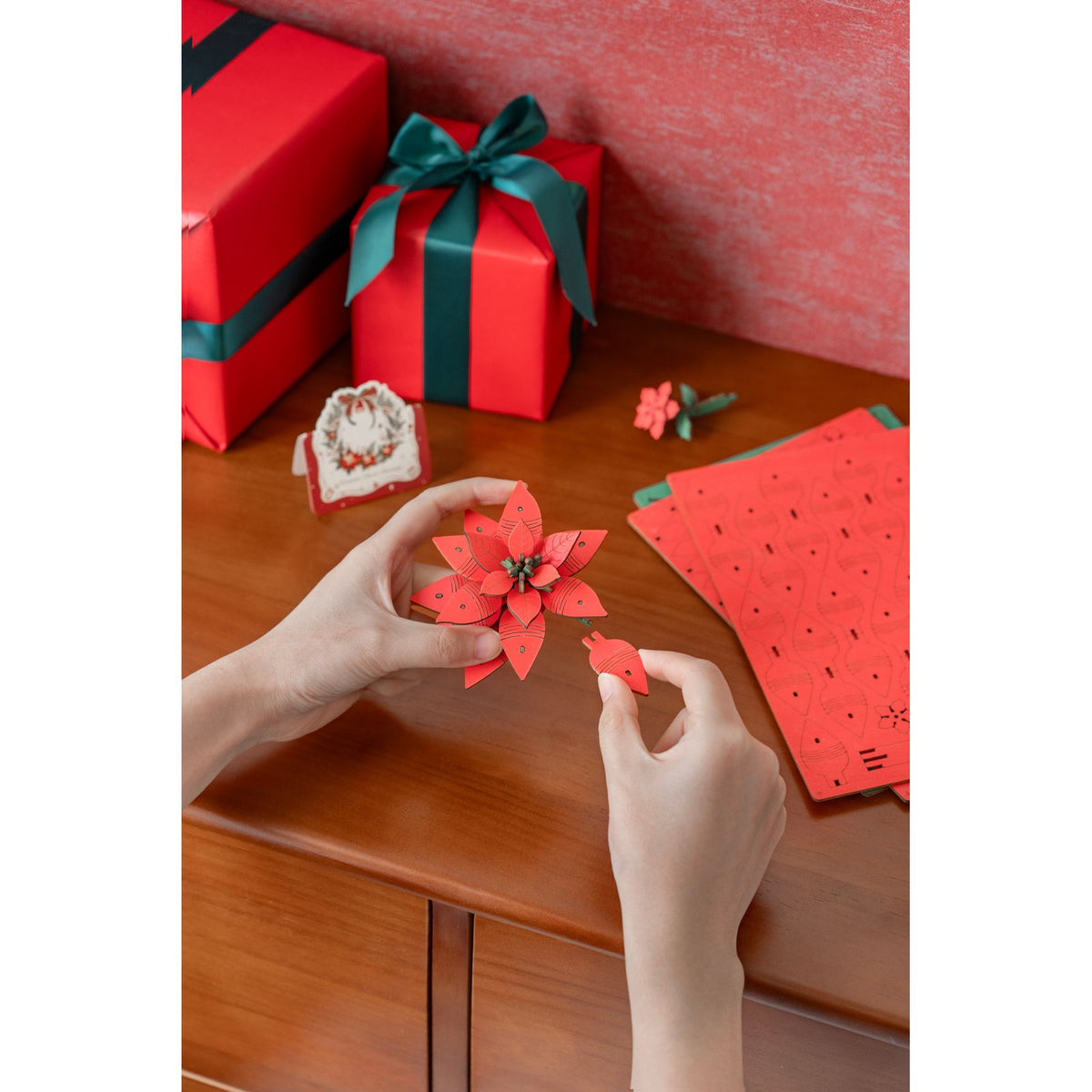 Rowood Poinsettia Bausatz aus Holz mit drei roten Sternblüten und grünen Blättern