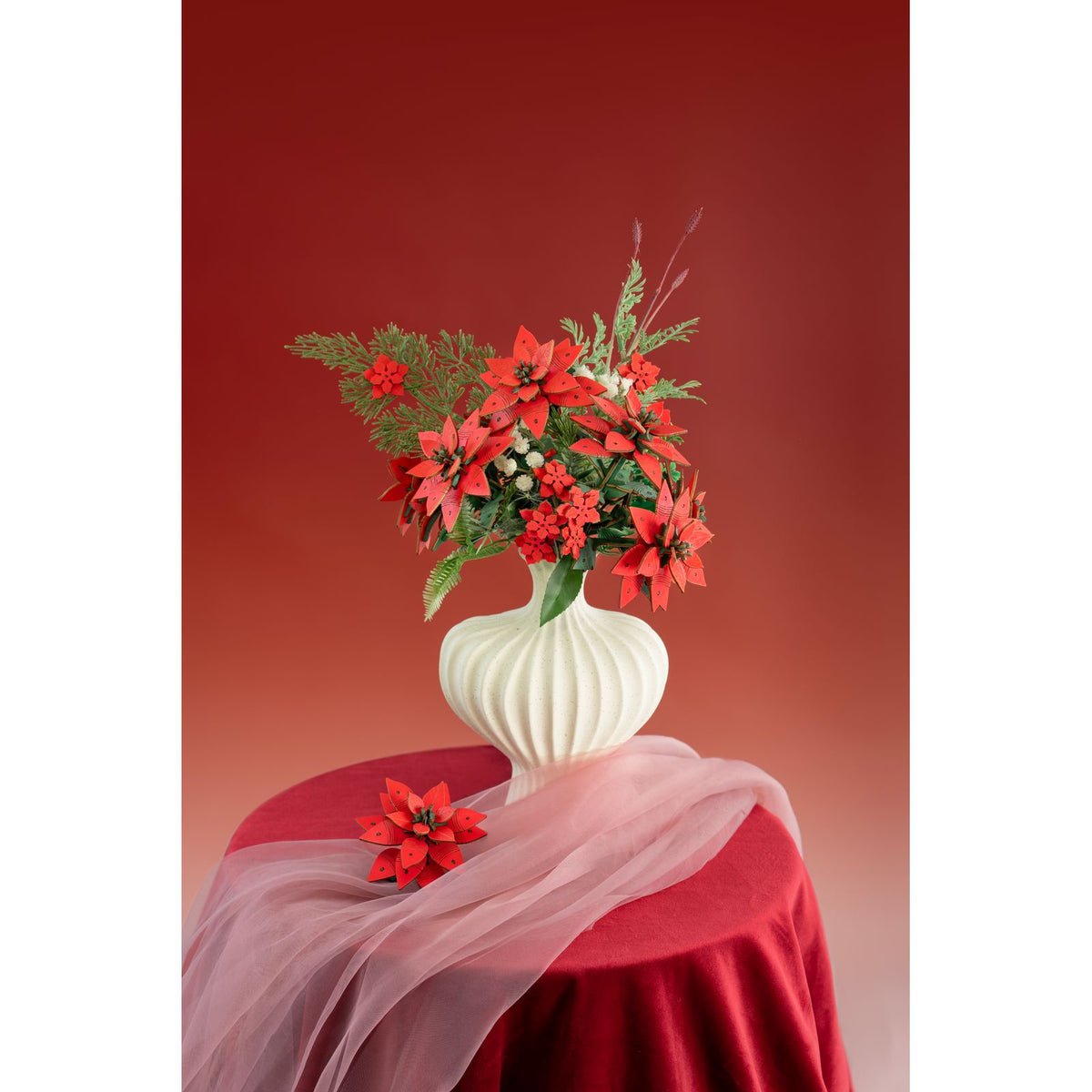 Weihnachtsblume aus Holz in weißer Vase mit Schleierkraut als Dekoidee